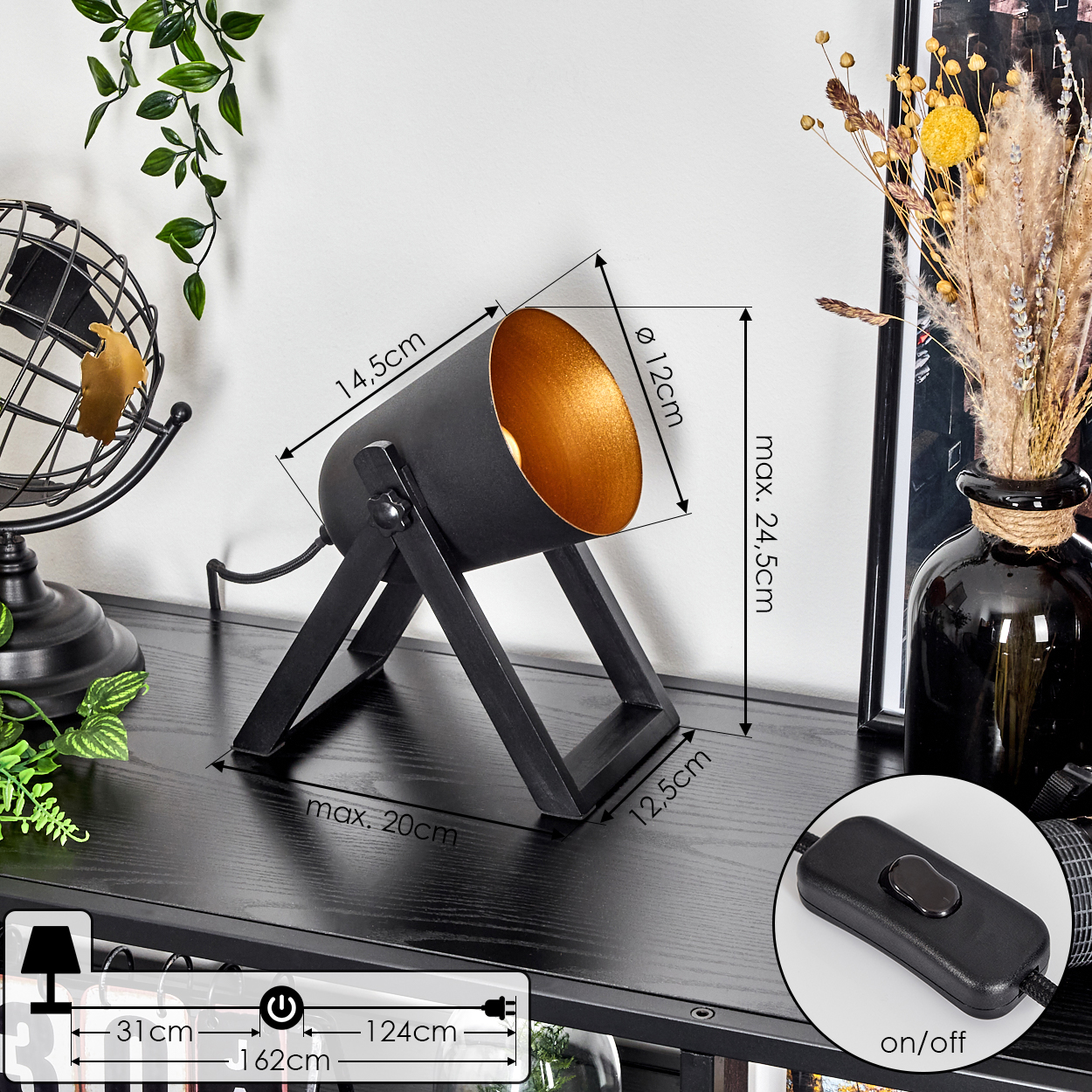 Schwarze Strahlerlampe mit goldener Innenseite auf schwarzer Oberfläche. Abmessungen sind beschriftet. Ein/Aus-Schalter sichtbar, Dekoration im Hintergrund.