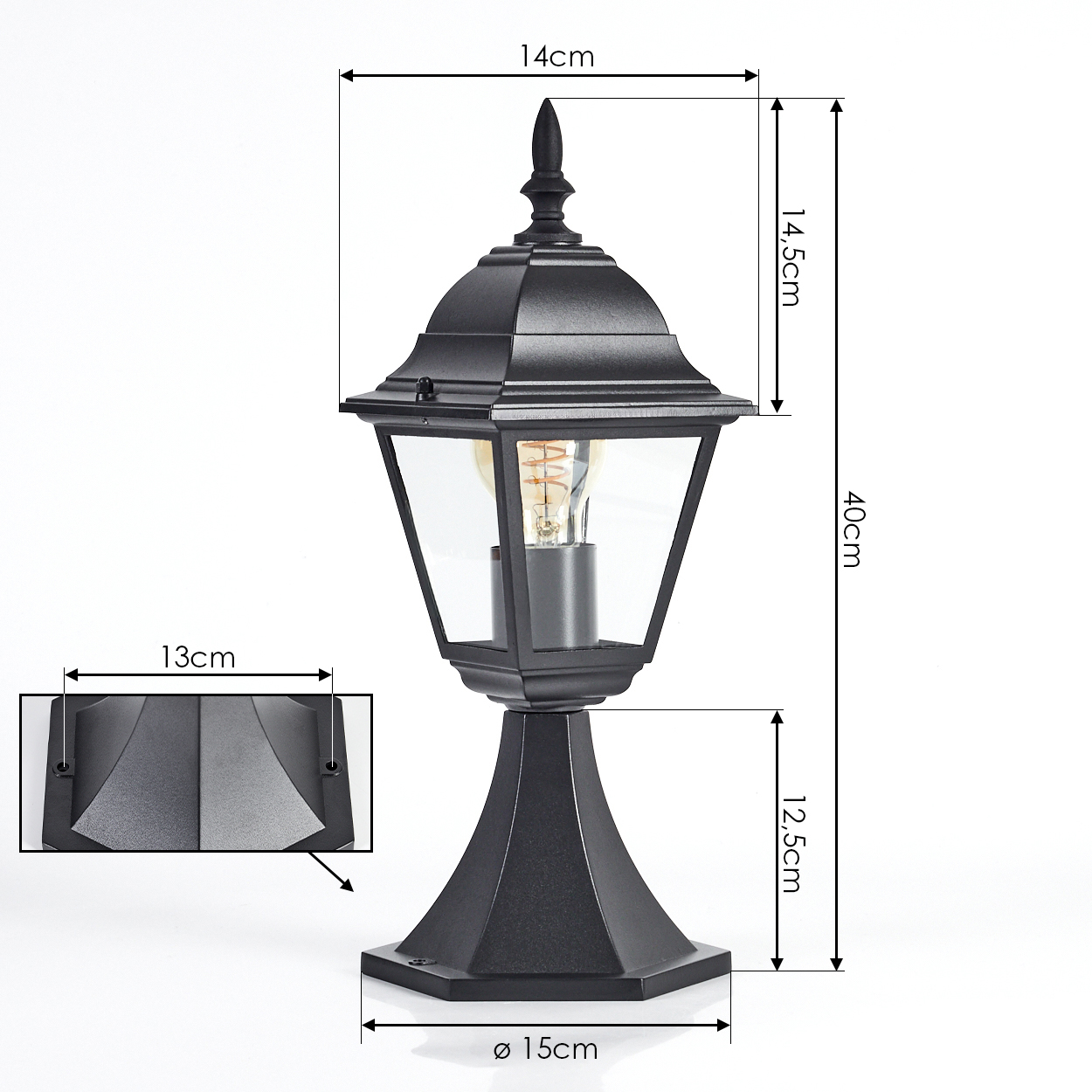 Eine schwarze Außenlampe mit klaren Glasscheiben und einem dekorativen Aufsatz. Abmessungen sind beschriftet, mit Höhen- und Breitenangaben.