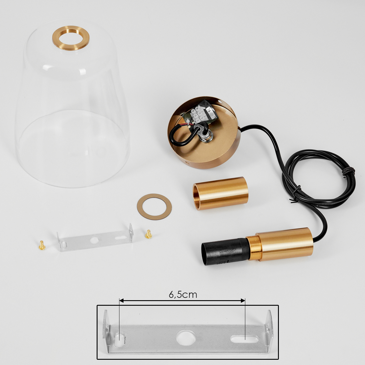 Komponenten einer Lampe sind auf einer weißen Oberfläche angeordnet. Enthält einen Glasschirm, goldfarbene Teile und eine Metallhalterung.