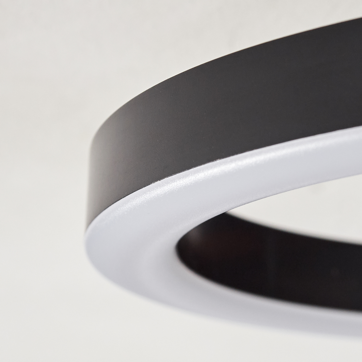 Nahaufnahme eines schwarz-weißen Ringlichts. Das Licht ist ein abgerundetes Rechteck. Der Hintergrund ist schlicht weiß.