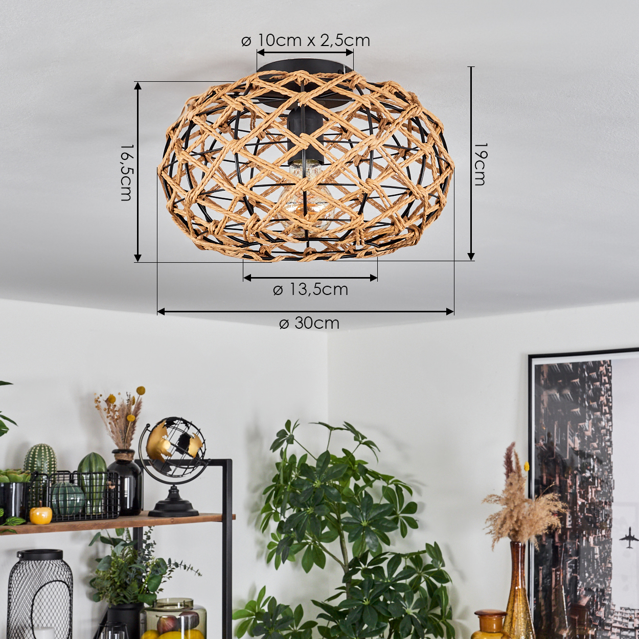 Eine Deckenleuchte mit gewebtem Lampenschirm ist zu sehen. Sie ist von Pflanzen und Dekorationsartikeln auf einem Regal und einem Bilderrahmen an der Wand umgeben.