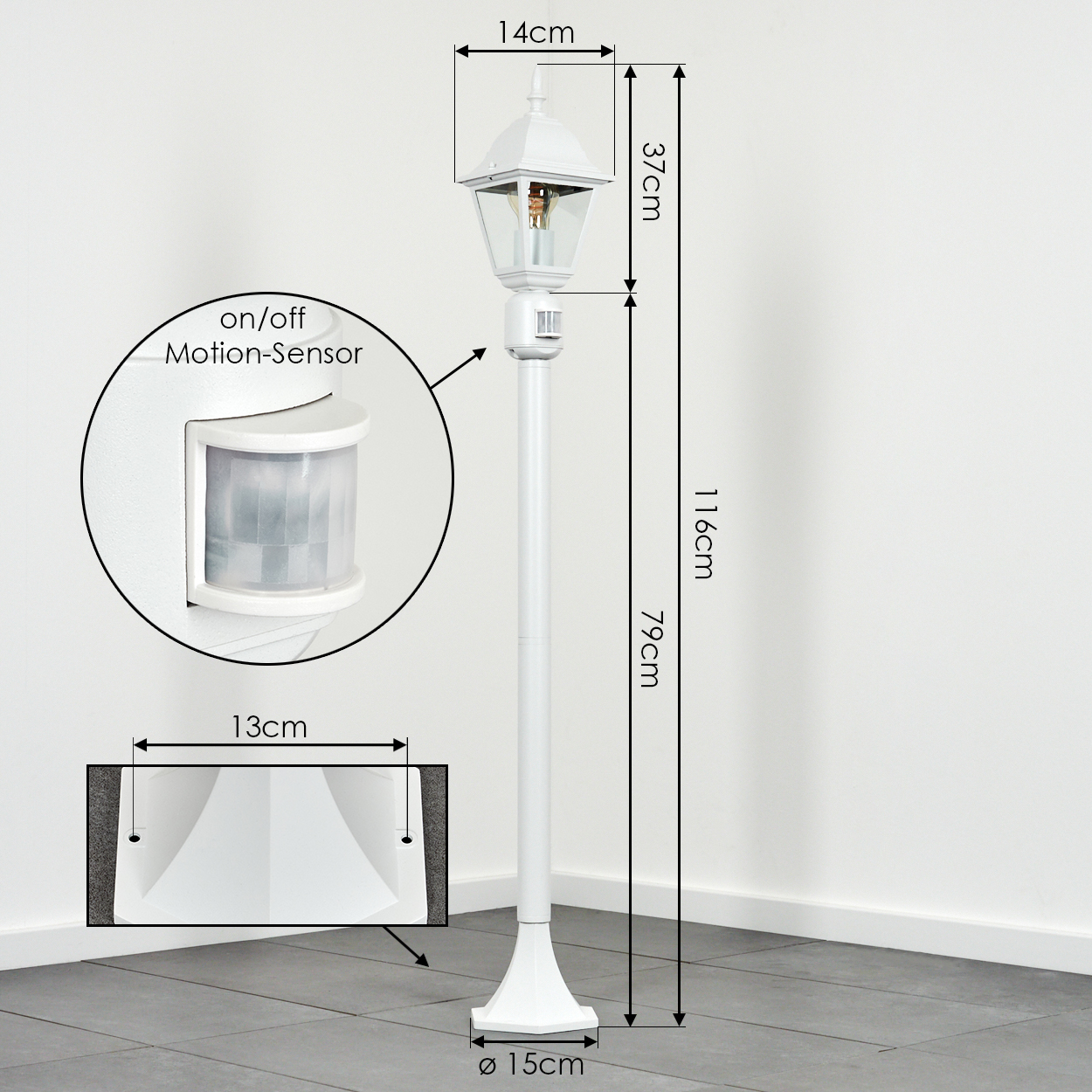 Weiße Außenlampe mit Bewegungssensor. Abmessungen sind beschriftet. Die Lampe steht auf einem grauen Fliesenboden mit weißer Wand im Hintergrund.