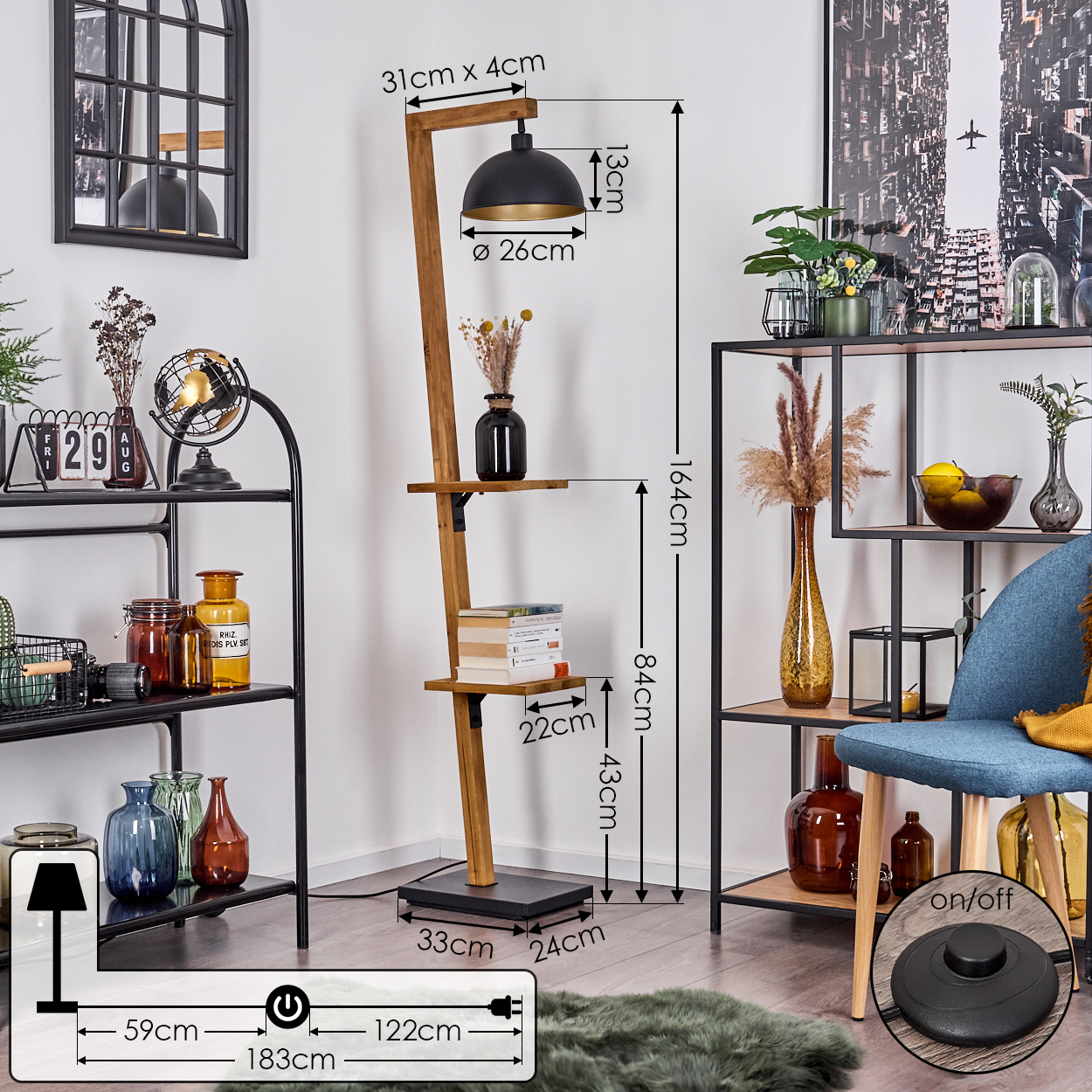 Eine hölzerne Stehlampe mit Regalen, einem schwarzen Lampenschirm und einem Fußschalter. Der Hintergrund zeigt ein Regal und einen Stuhl.
