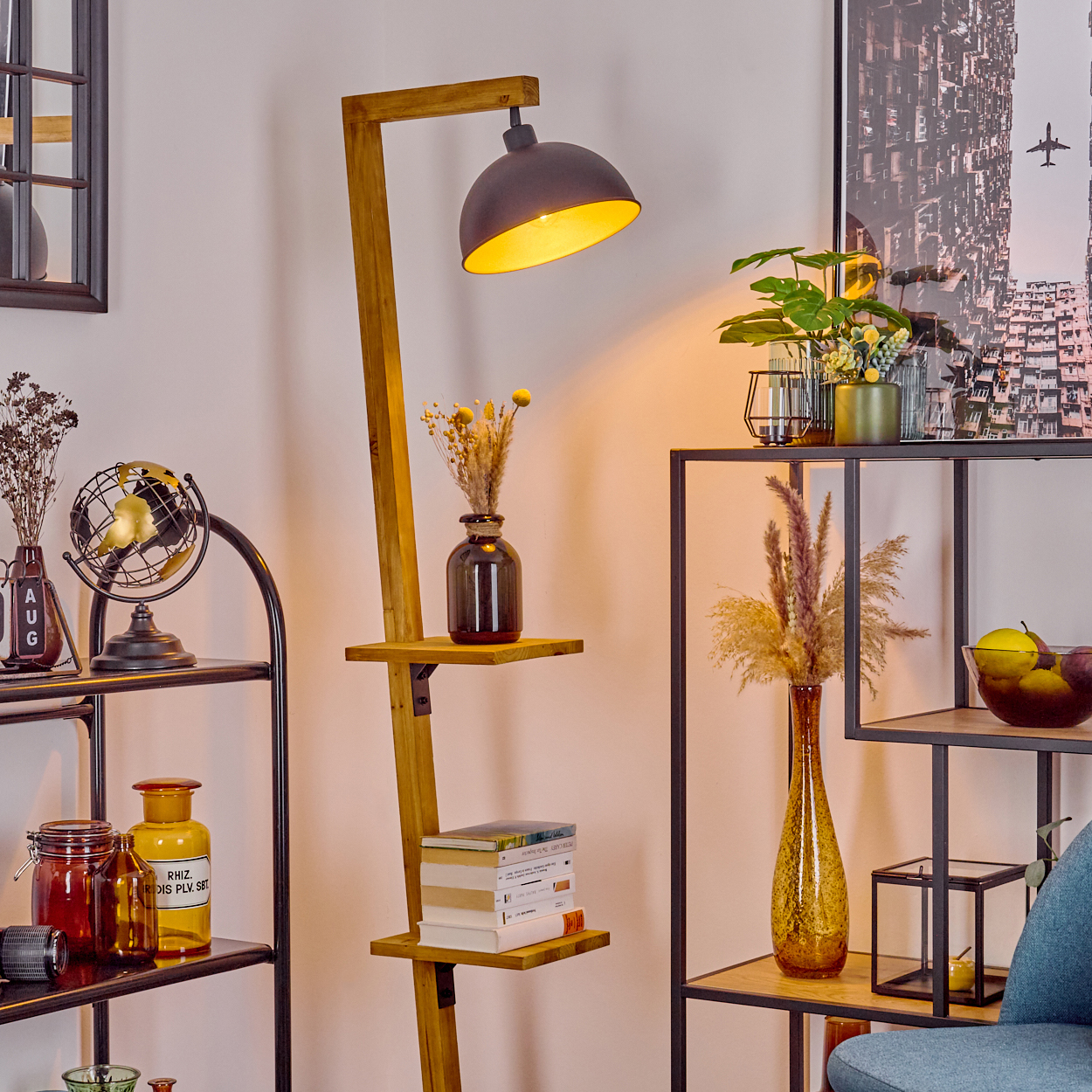 Eine Raumszene mit einer Holzlampe, Regalen mit Vasen und Büchern. Ein Globus, ein Glas und ein Bild einer Stadt sind ebenfalls vorhanden.