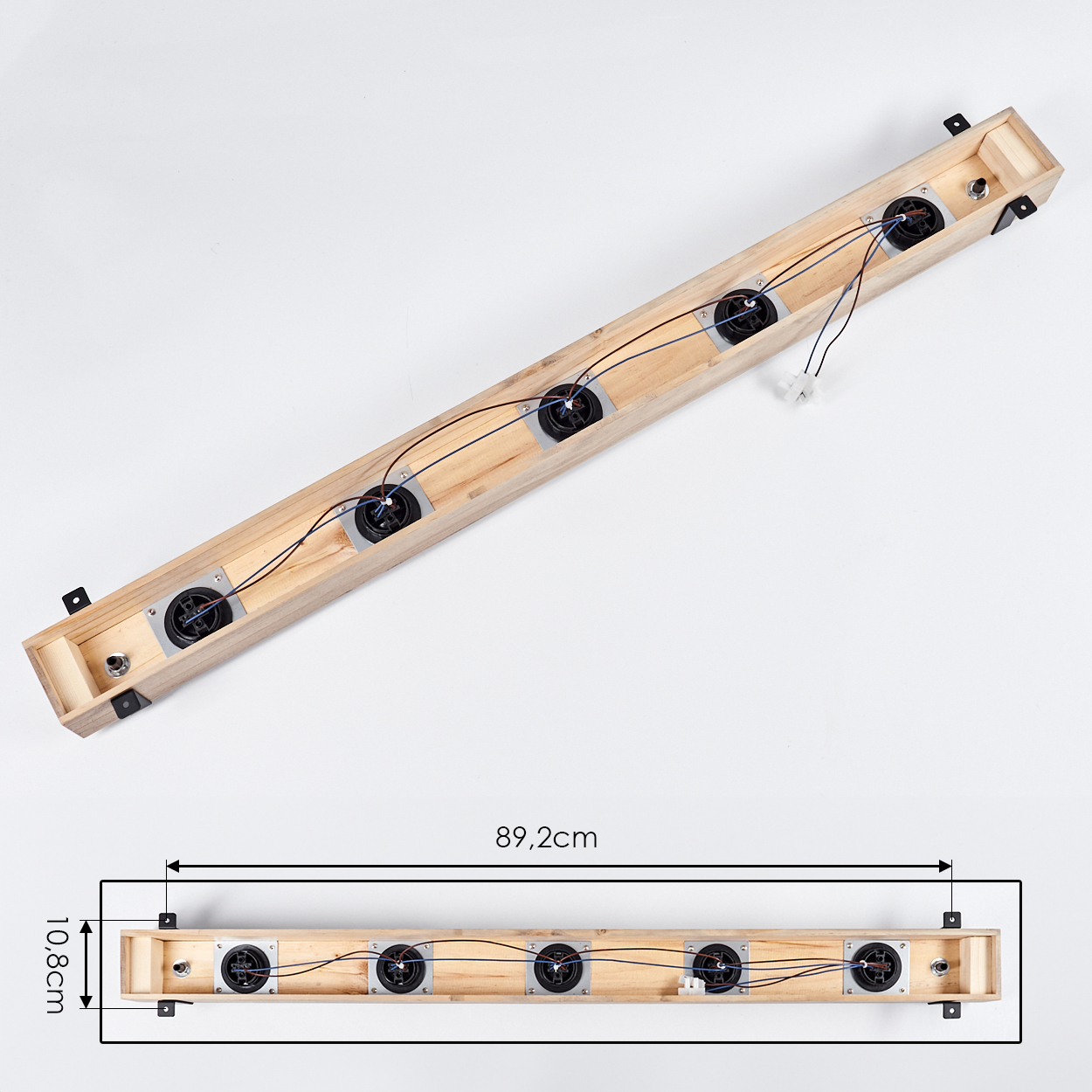 Rechteckige Holzkonstruktion mit fünf schwarzen Lautsprechern, Drähten und Maßen: 89,2 cm lang und 10,8 cm breit, auf weißem Hintergrund.