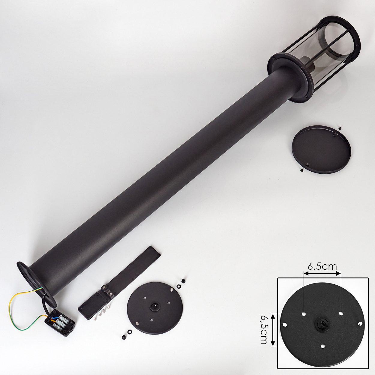 Zerlegte schwarze Außenlampe auf weißer Oberfläche. Teile umfassen Lampenkörper, Sockel, elektrische Komponenten und Diagramm.