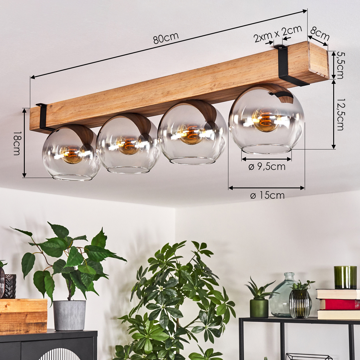 Holzbalken-Deckenlampe mit vier Glaskugelschirmen. Darunter stehen grüne Pflanzen in Töpfen. Maße sind angegeben.