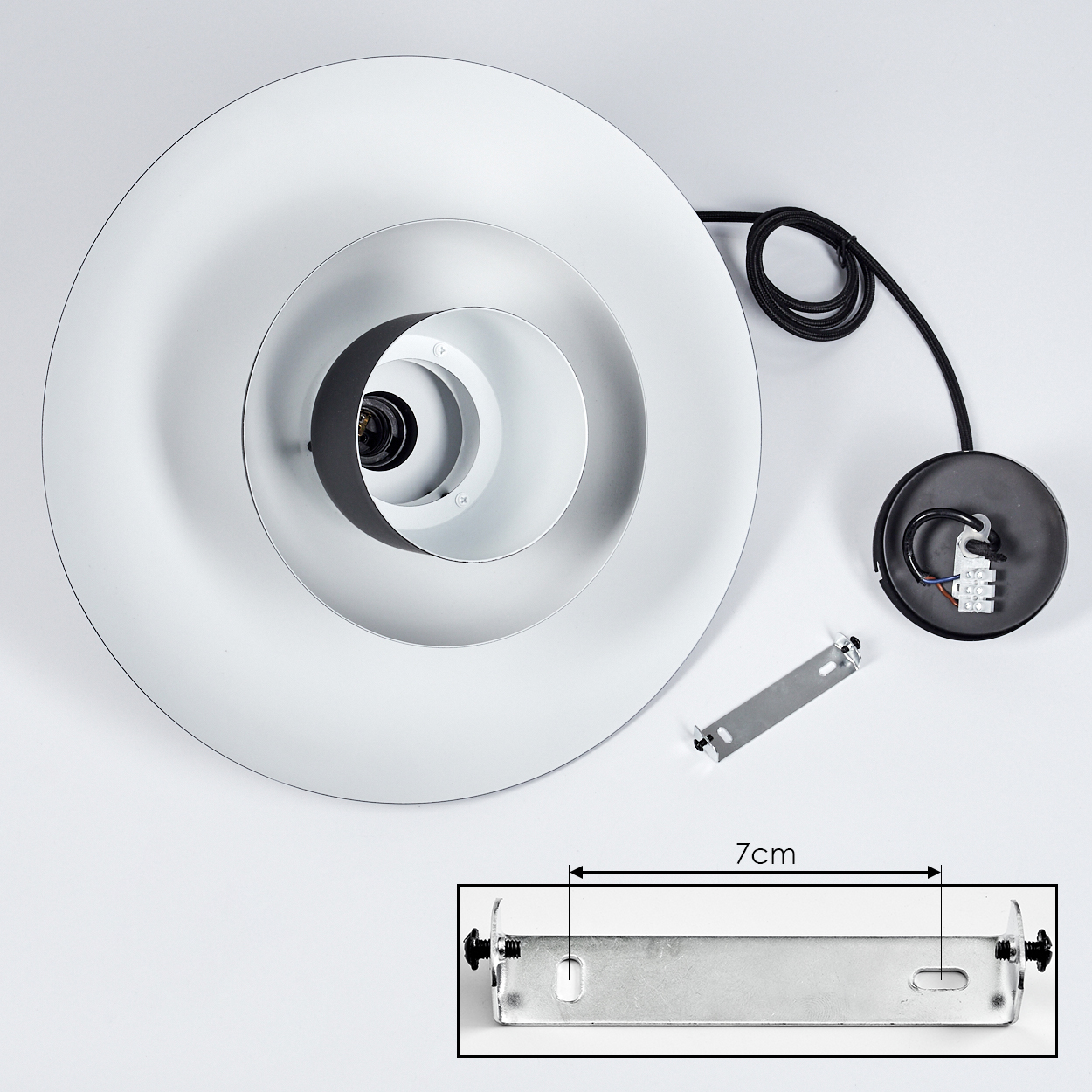 Eine weiße, moderne Deckenlampe mit schwarzem Kabel. Eine Metallhalterung und ein Sockel sind ebenfalls im Bild, mit einer Abmessung von 7 cm.