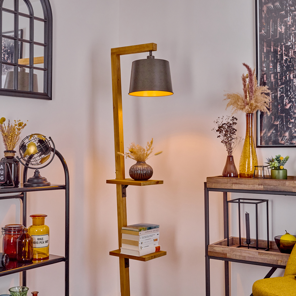 Ein Raum mit einer Holzlampe, Regalen mit Vasen und Büchern und einem Spiegel an der Wand.