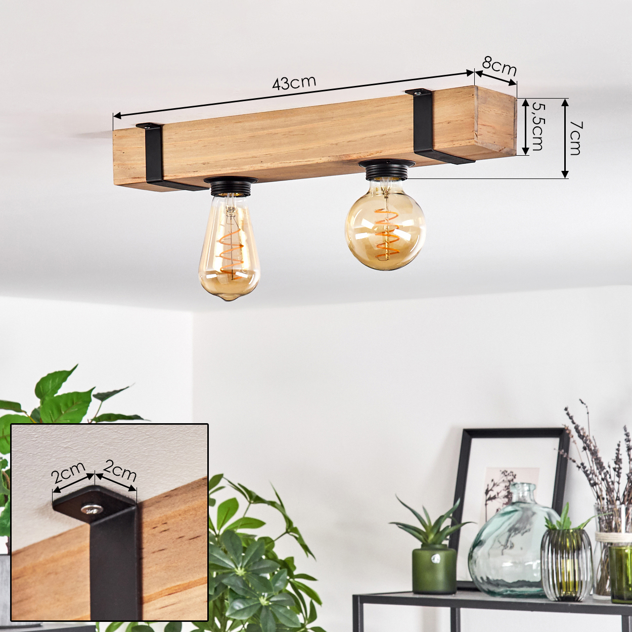 Holzdeckenlampe mit zwei Glühbirnen. Eine Detailansicht der Lampenabmessungen und der schwarzen Halterungen ist im Bild gezeigt.