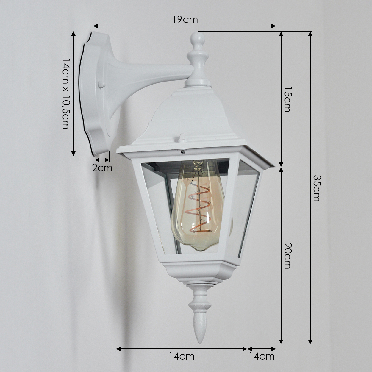 Eine weiße Außenlampe mit angegebenen Abmessungen. Sie hat ein Glasgehäuse und eine dekorative Spitze. Die Lampe ist an einer weißen Wand montiert.