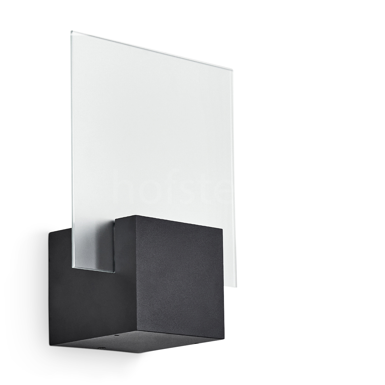 Eine schwarze, würfelförmige Wandleuchte mit einer rechteckigen Glasscheibe, die sich nach oben erstreckt. Der Hintergrund ist weiß.