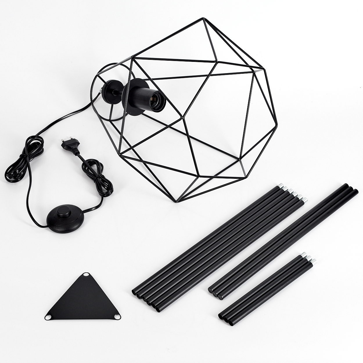 Schwarze geometrische Lampenteile auf Weiß. Enthält Lampenkopf, Beine, Sockel und Kabel mit Stecker und Schalter. Unmontiert.