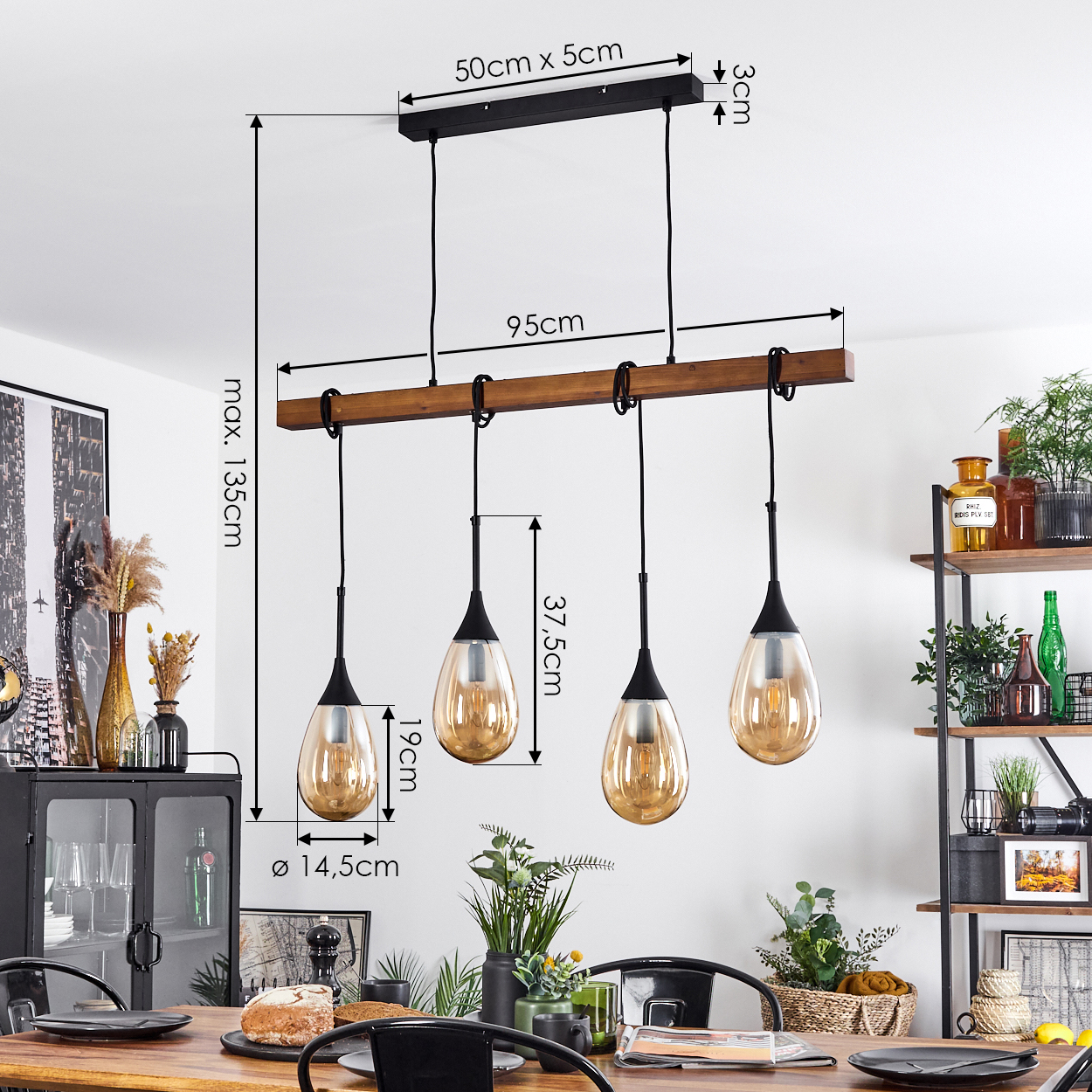 Ein modernes Esszimmer mit Holztisch und schwarzem Kronleuchter mit vier tropfenförmigen Lichtern. Im Hintergrund ein Metallregal.