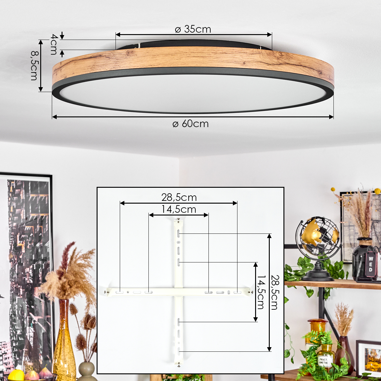 Eine Deckenlampe mit Holzverkleidung und Maßen. Eine Wand mit einem Gemälde und Regalen mit Dekorationen ist sichtbar.