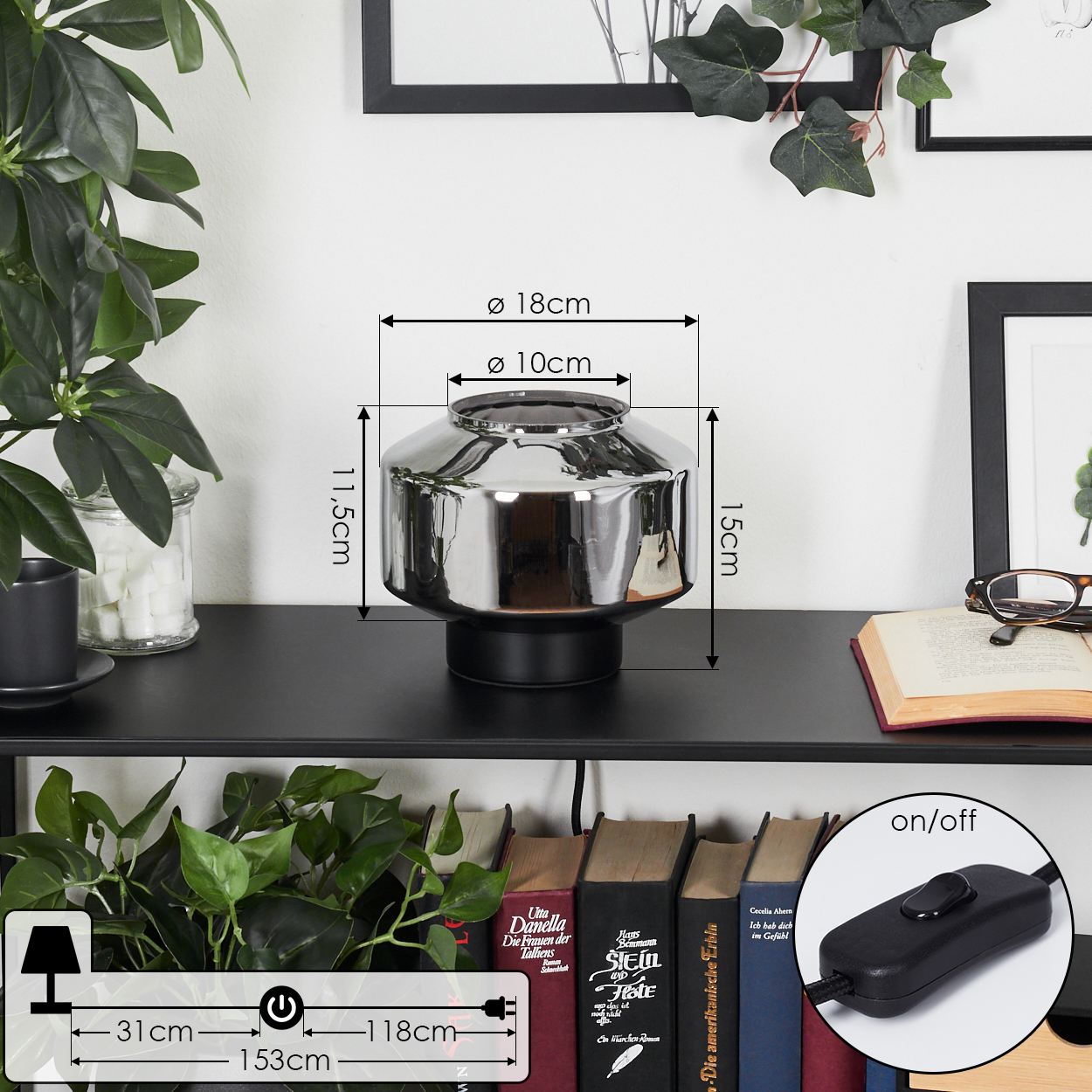 Eine Chromlampe mit schwarzem Sockel, platziert auf einem Regal mit Büchern und Pflanzen. Abmessungen sind angegeben. Ein Ein-/Ausschalter ist sichtbar.