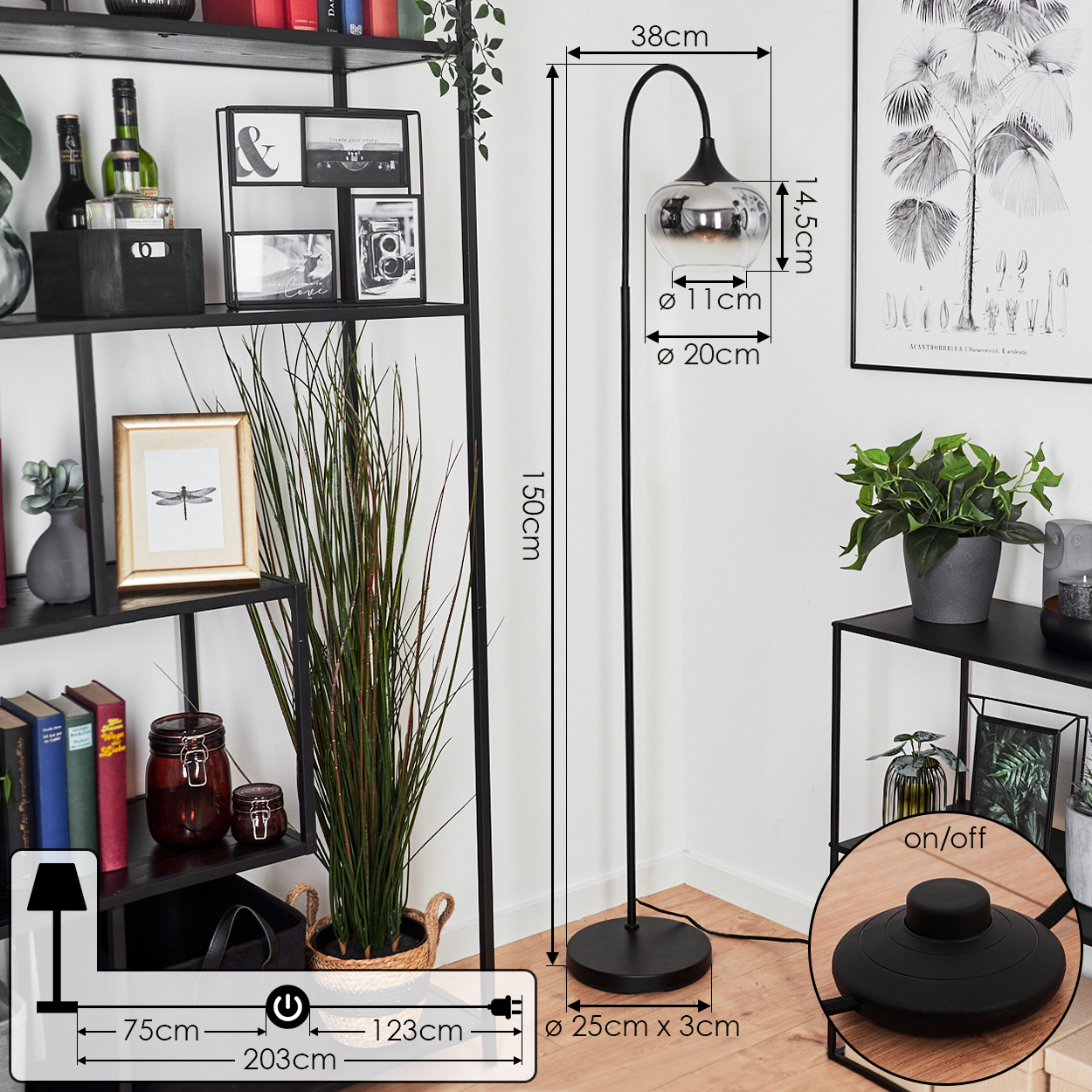 Eine schwarze Stehlampe mit Glasschirm steht neben einem Regal mit Büchern, Rahmen und einer Pflanze. Ein Netzschalter befindet sich auf dem Boden.