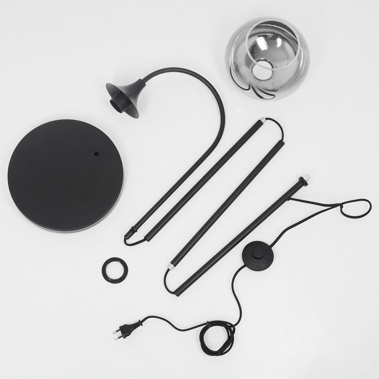 Zerlegte schwarze Stehlampenkomponenten auf Weiß. Enthält Basis, Stiele, Lampenfassung, Glasschirm und Netzkabel.
