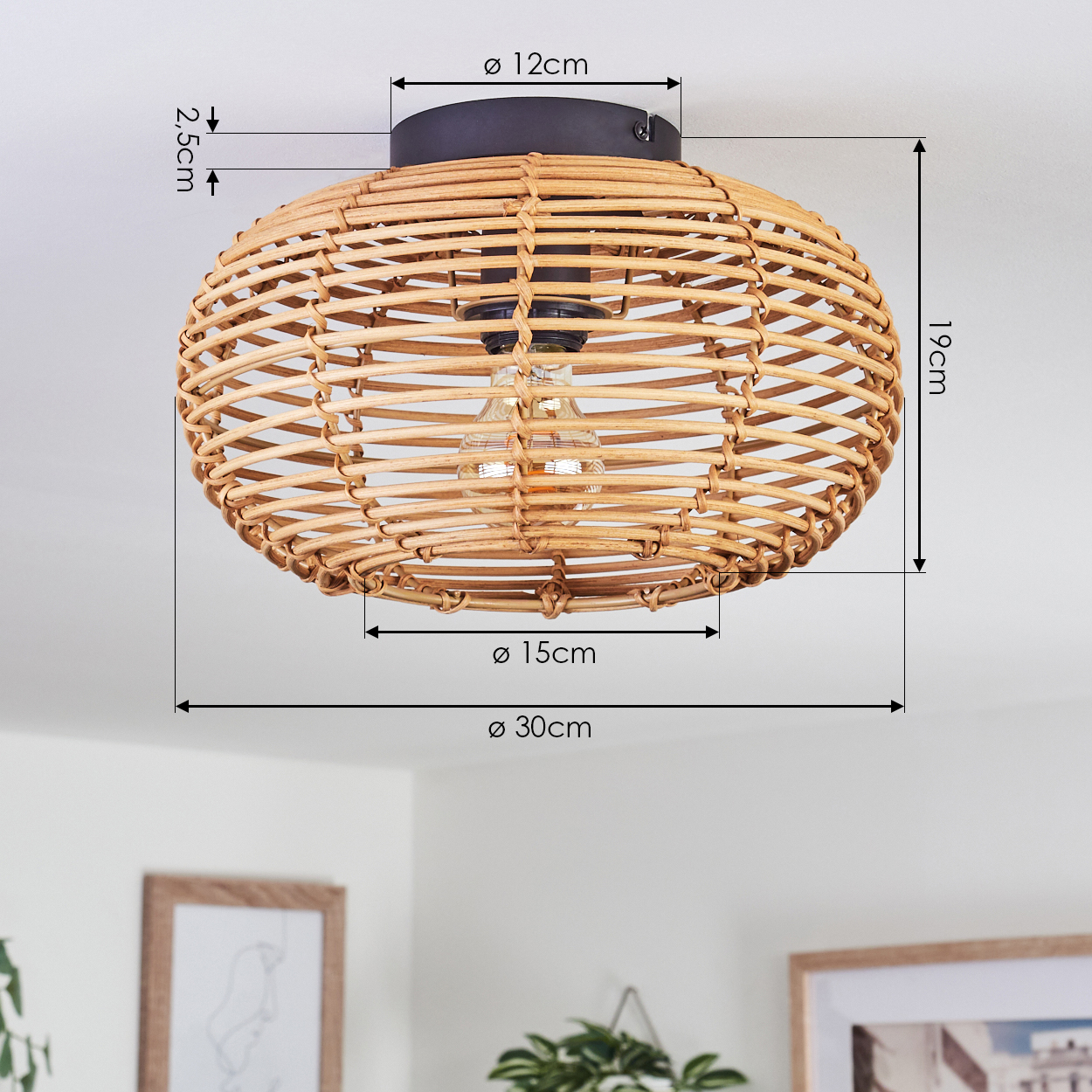 Eine runde Deckenlampe aus geflochtenem Rattan mit sichtbarer Glühbirne. Abmessungen: 30 cm Durchmesser, 19 cm Höhe, 15 cm Durchmesser, 12 cm Durchmesser.