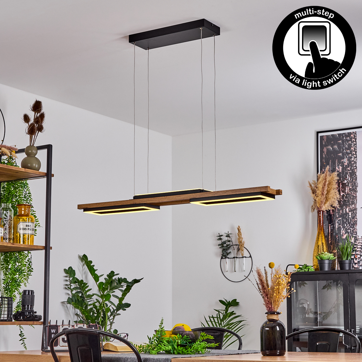 Ein modernes Esszimmer mit einer Holz- und Schwarzlichtanlage, Pflanzen und einer Tischdekoration.