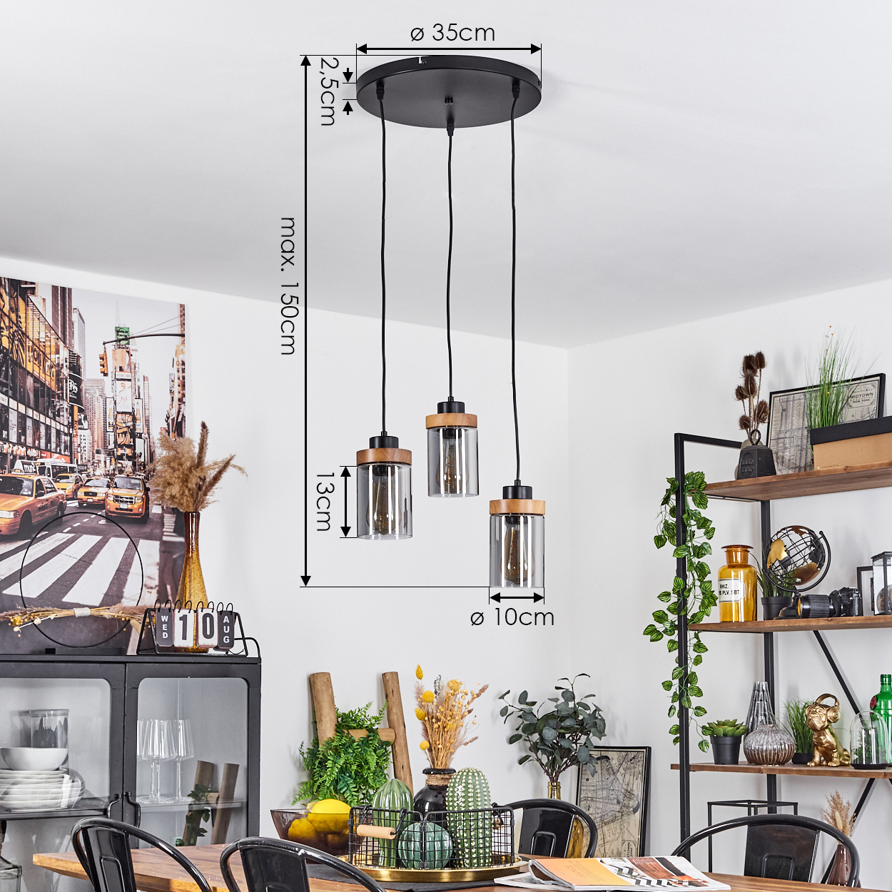 Drei Pendelleuchten hängen von einer schwarzen Deckenplatte. Die Lampen haben Holzakzente und Glasschirme. Ein Esszimmer ist sichtbar.
