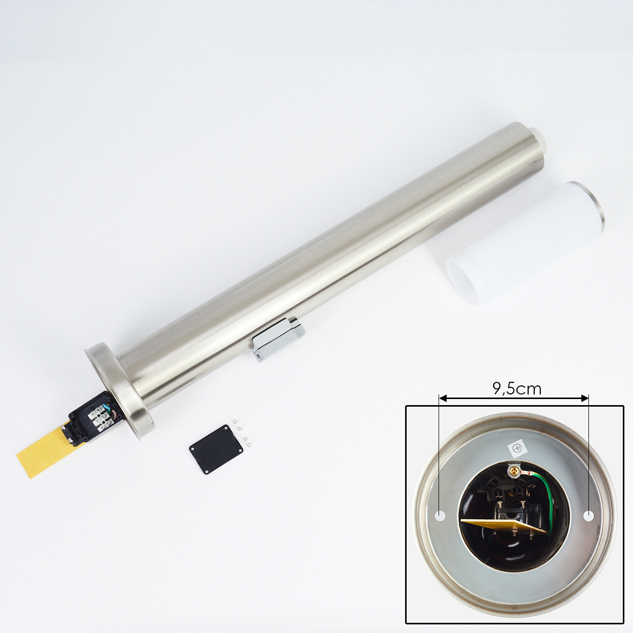 Zerlegte Metalllampenteile auf Weiß. Enthält ein langes Rohr, einen Lichtdiffusor und die Basis mit den inneren elektrischen Komponenten.