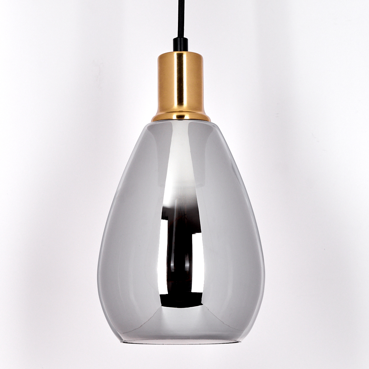 Eine tropfenförmige Pendelleuchte mit goldenem Oberteil und rauchgrauem Glasschirm, vor weißem Hintergrund hängend.