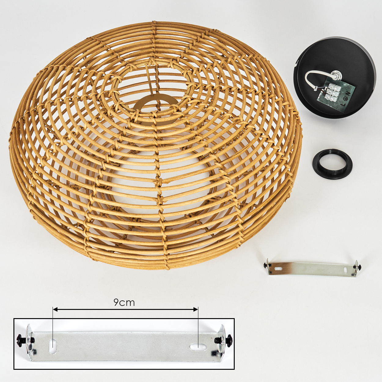 Geflochtener Rattan-Lampenschirm mit schwarzen elektrischen Komponenten und einer Metallhalterung. Auf der Halterung ist ein Maß von 9 cm markiert.