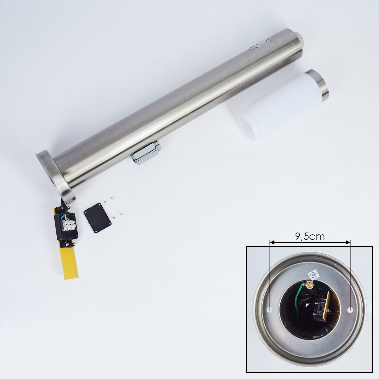 Zerlegte zylindrische Lampe auf Weiß. Komponenten umfassen Metallrohr, weißes Glas und elektrische Teile. Nahaufnahme zeigt 9,5 cm Durchmesser.