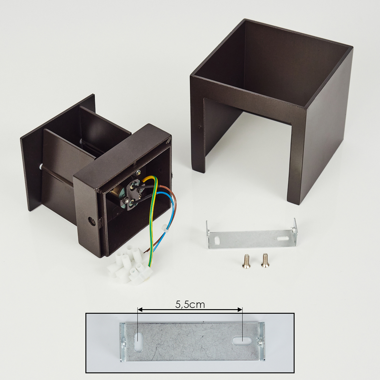 Zerlegte Außenlichtkomponenten. Enthält zwei dunkelbraune Metallkästen, eine Halterung, Schrauben und elektrische Kabel.