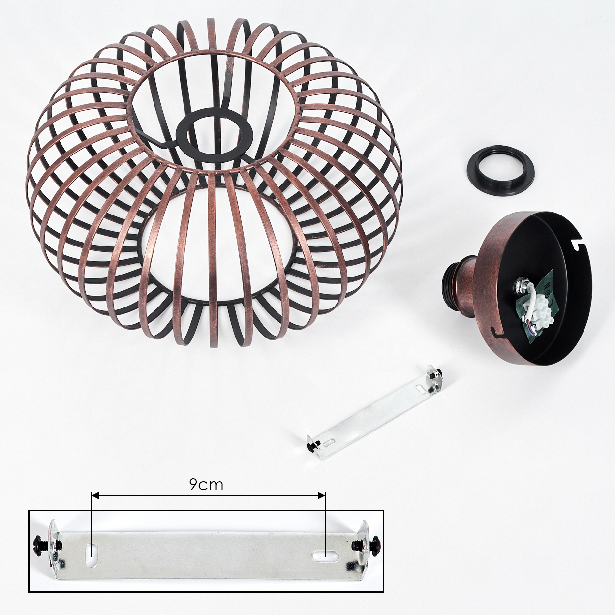Eine zerlegte Lampe liegt auf Weiß. Teile umfassen einen Käfig, eine Basis, eine Montagehalterung (9 cm) und einen Ring. Käfig hat Bronze- und schwarze Stäbe.