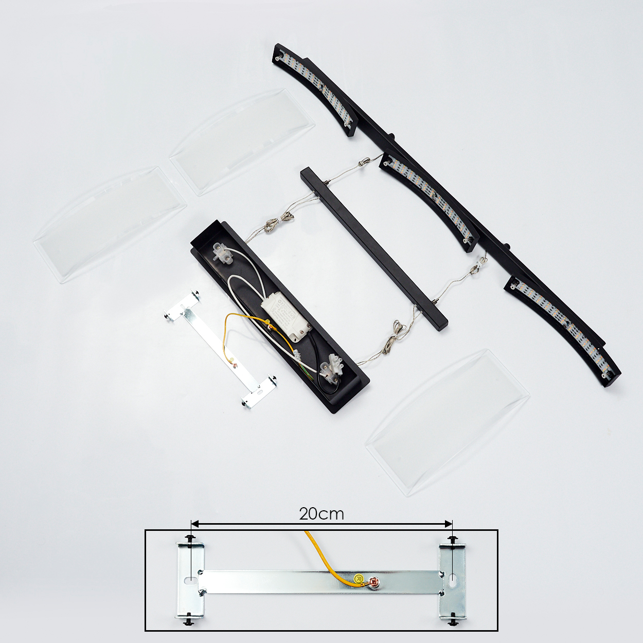 Zerlegte LED-Leuchte mit schwarzem Rahmen, transparenten Kunststoffabdeckungen und einer Metallhalterung auf weißem Hintergrund.