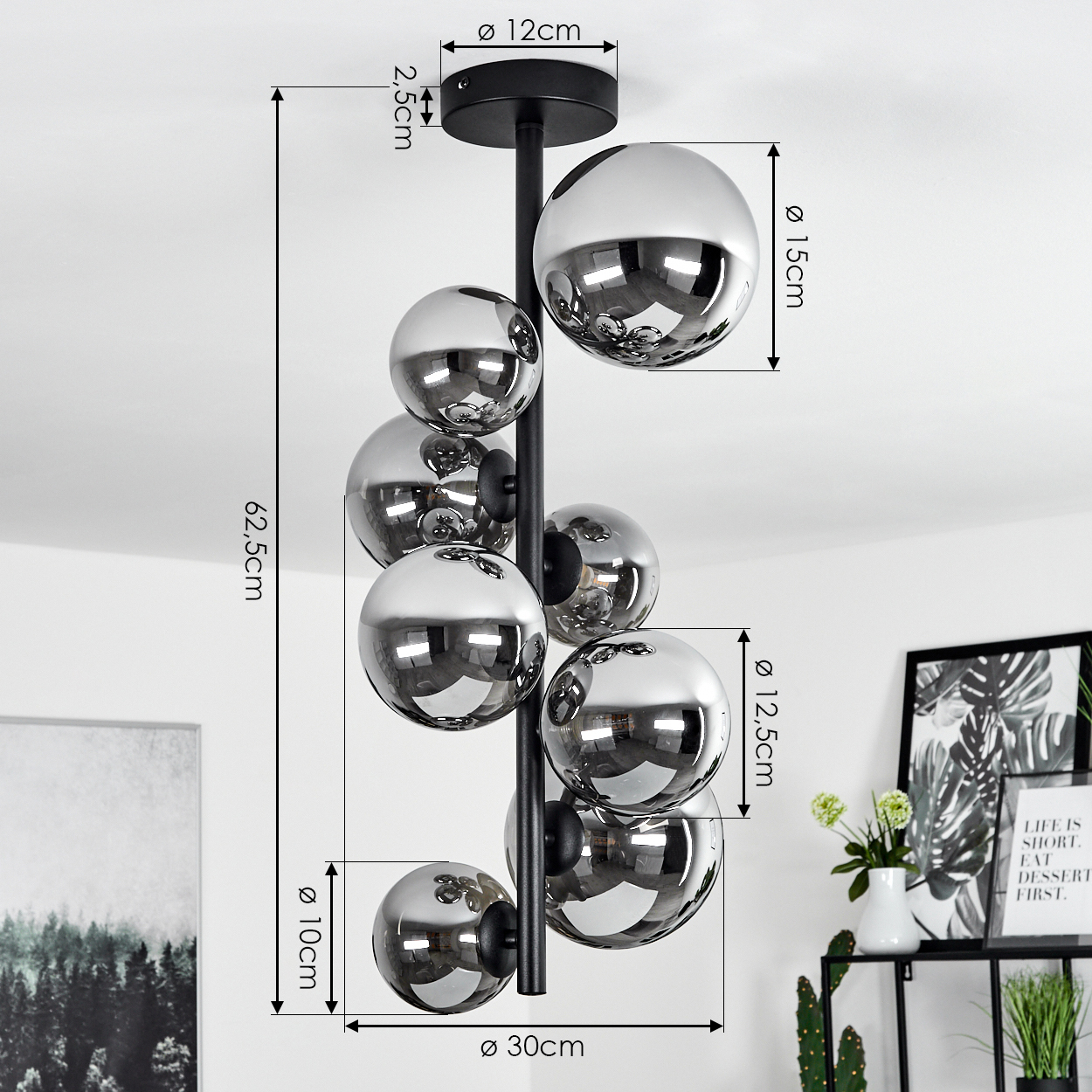 Eine moderne Hängelampe mit mehreren reflektierenden Kugeln unterschiedlicher Größe hängt von der Decke. Maße sind auf dem Bild angegeben.