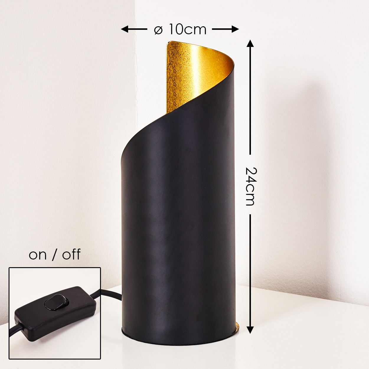 Eine schwarz-goldene Lampe mit Ein-/Ausschalter. Maße: 10 cm Durchmesser, 24 cm Höhe.