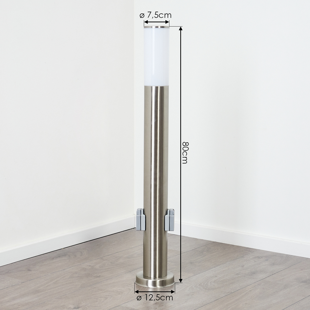 Eine Edelstahl-Außenlampe steht auf einem Holzboden. Sie hat einen weißen Aufsatz, und die Maße sind angegeben: 7,5 cm, 80 cm und 12,5 cm.