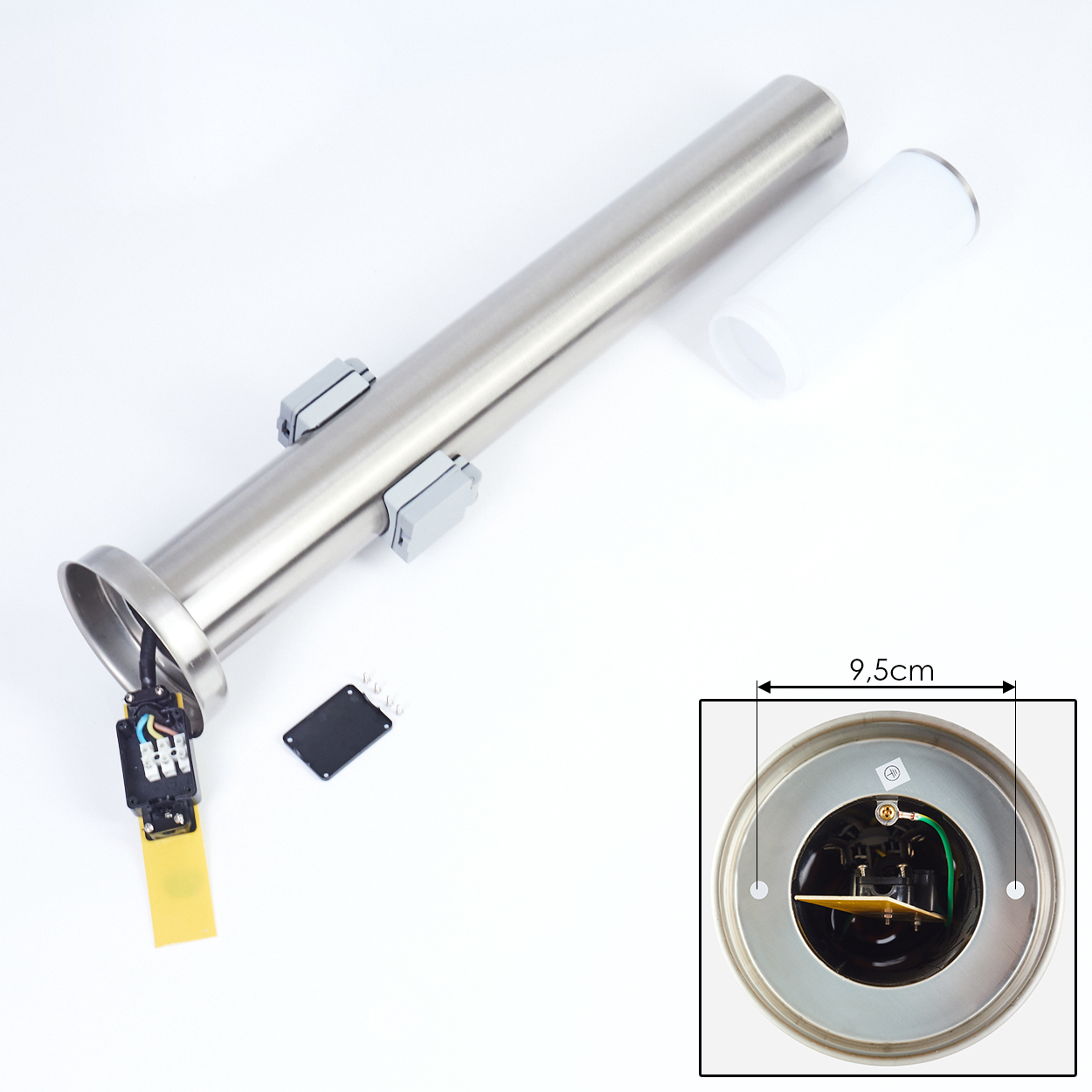 Eine zerlegte Lampe. Komponenten umfassen ein Metallrohr, eine weiße Kunststoffabdeckung, elektrische Teile und einen Sockel.