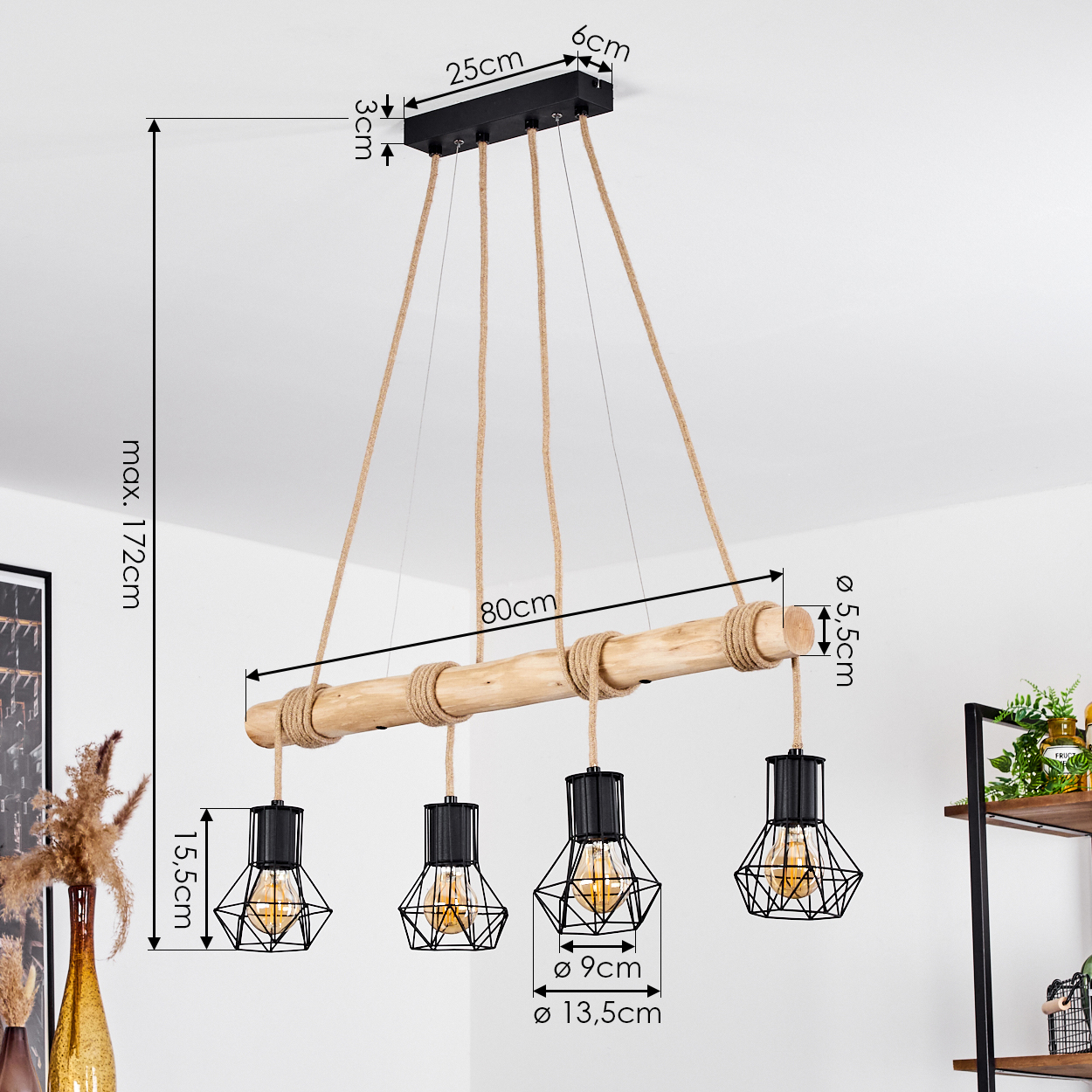 Eine Holzbalken-Kronleuchter mit vier schwarzen Käfiglichtern, die daran hängen. Abmessungen sind angegeben. Der Hintergrund hat Regale, eine Vase und eine Wand.