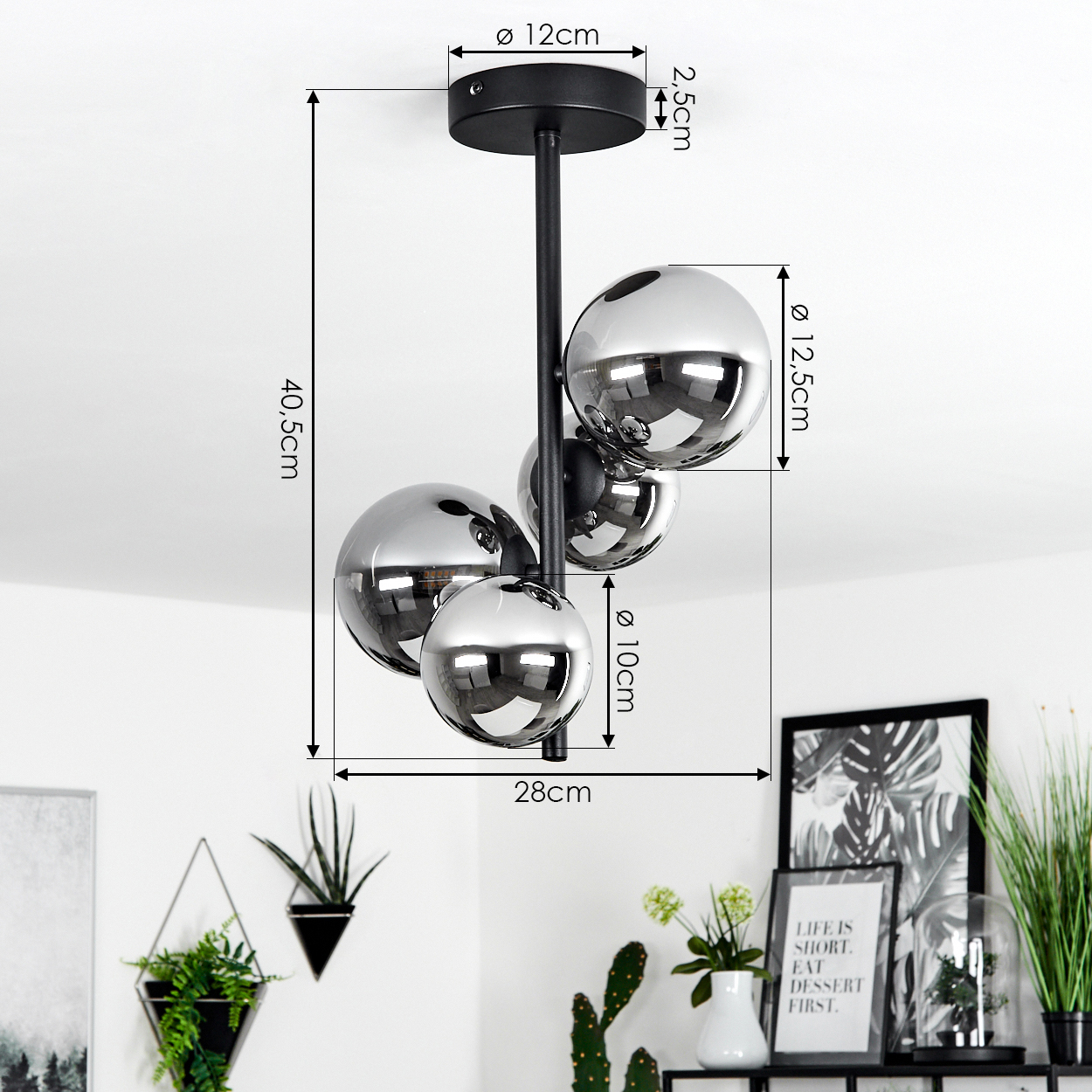 Moderne Deckenleuchte mit vier reflektierenden Kugeln. Abmessungen sind beschriftet: 40,5 cm Länge, 28 cm Breite und Kugeldurchmesser.