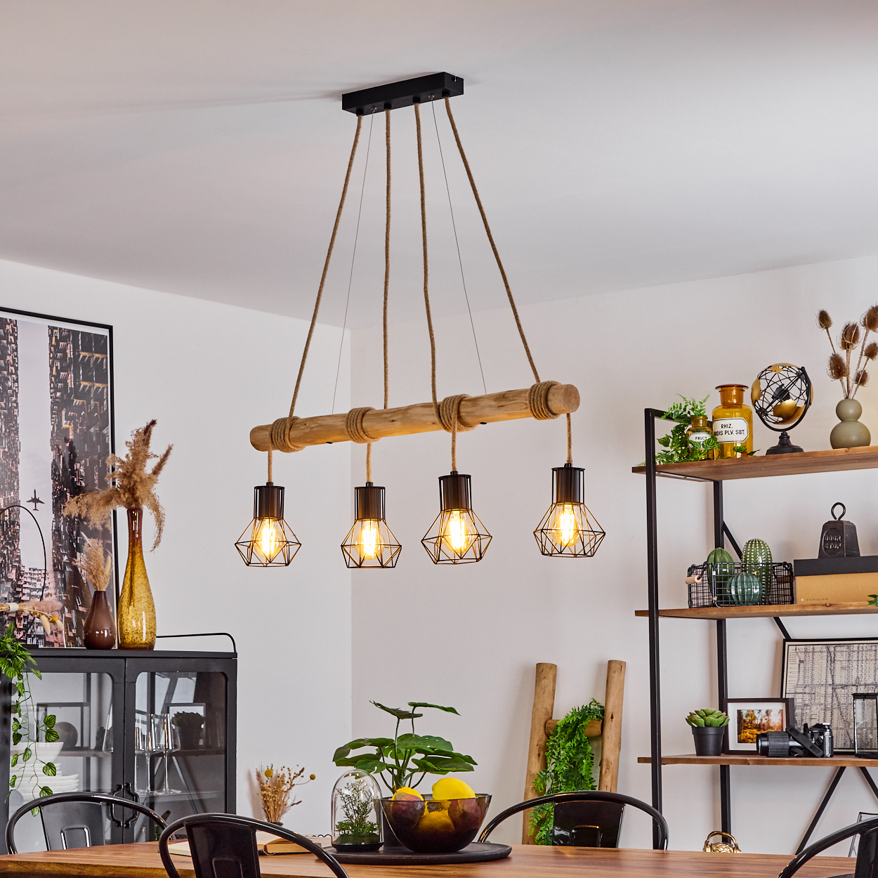 Ein modernes Esszimmer mit Holztisch und einzigartiger Beleuchtung. Die Leuchte hat vier Hängelampen mit Drahtrahmen.