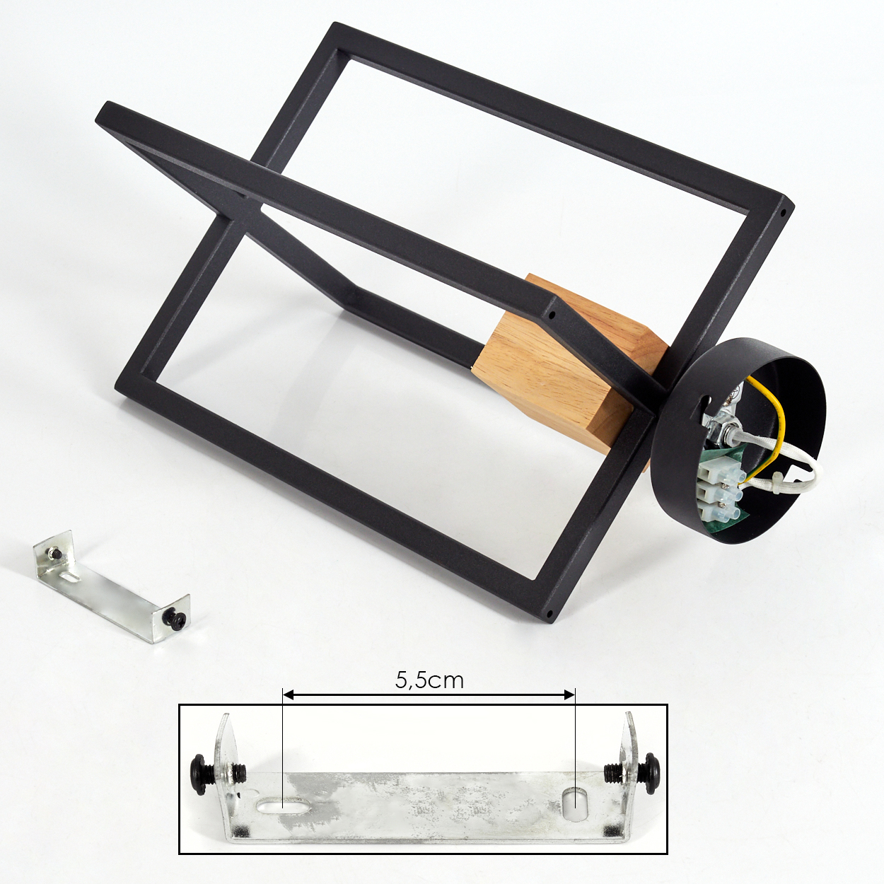 Schwarzer Metalllampenrahmen mit Holzblock und elektrischen Komponenten. Darunter eine Metallhalterung, und ein 5,5 cm Maß ist gezeigt.