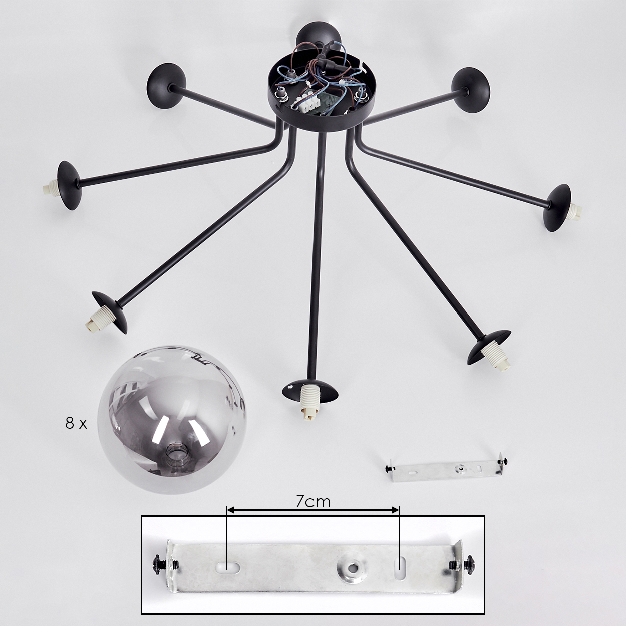 Zerlegte schwarze Deckenlampe mit acht Armen. Enthält eine silberne Kugel, Drähte und eine Montagehalterung auf weißem Hintergrund.