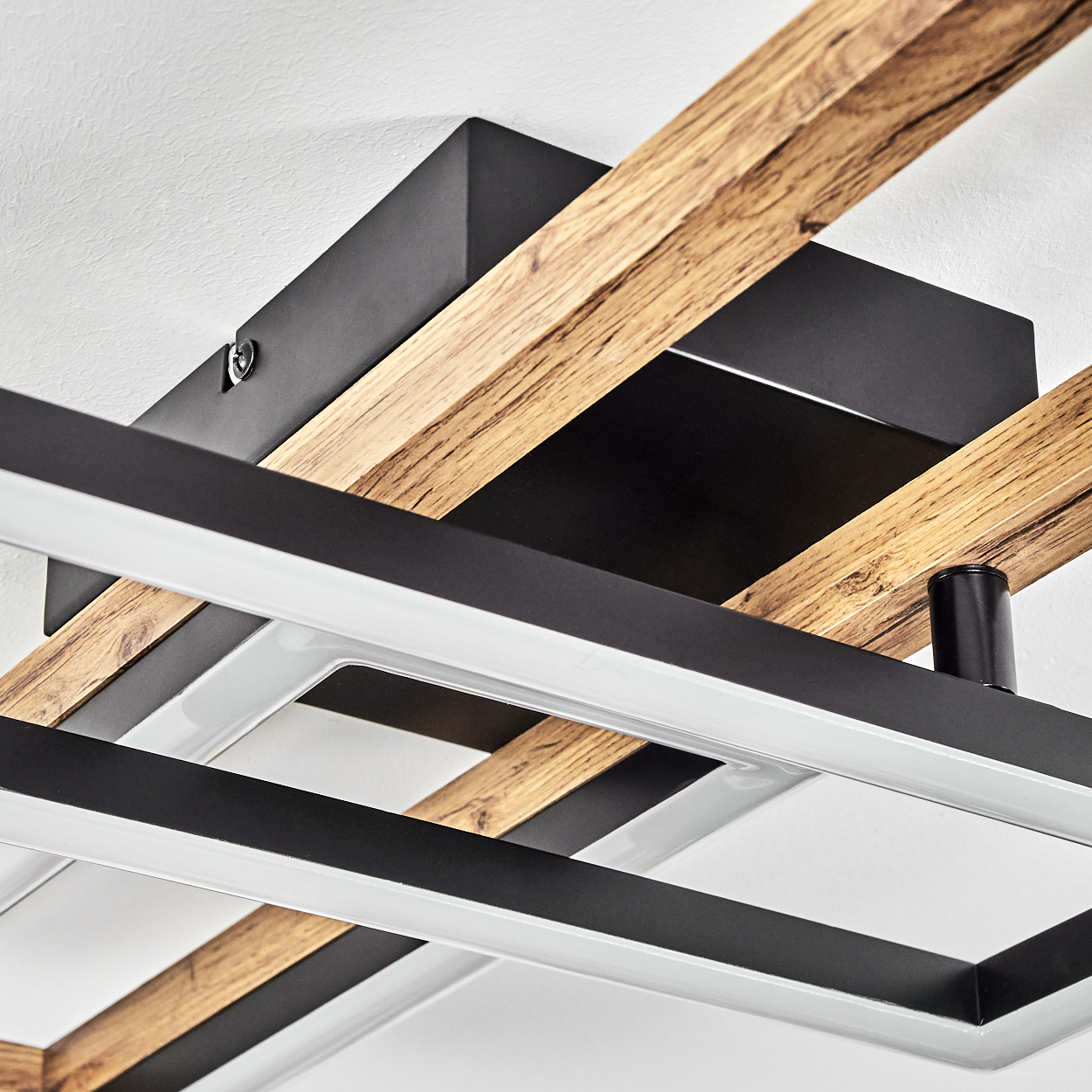 Moderne Deckenleuchte. Sie hat Holzbalken, schwarze Metallrahmen und weiße Lichtpaneele. Der Hintergrund ist eine weiße Decke.