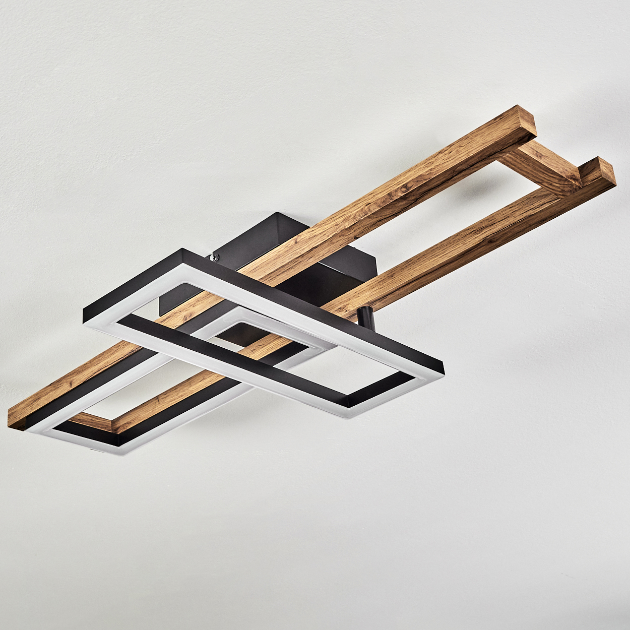 Moderne Deckenleuchte mit Holz- und schwarzen Rechteckrahmen. Weißer Hintergrund.