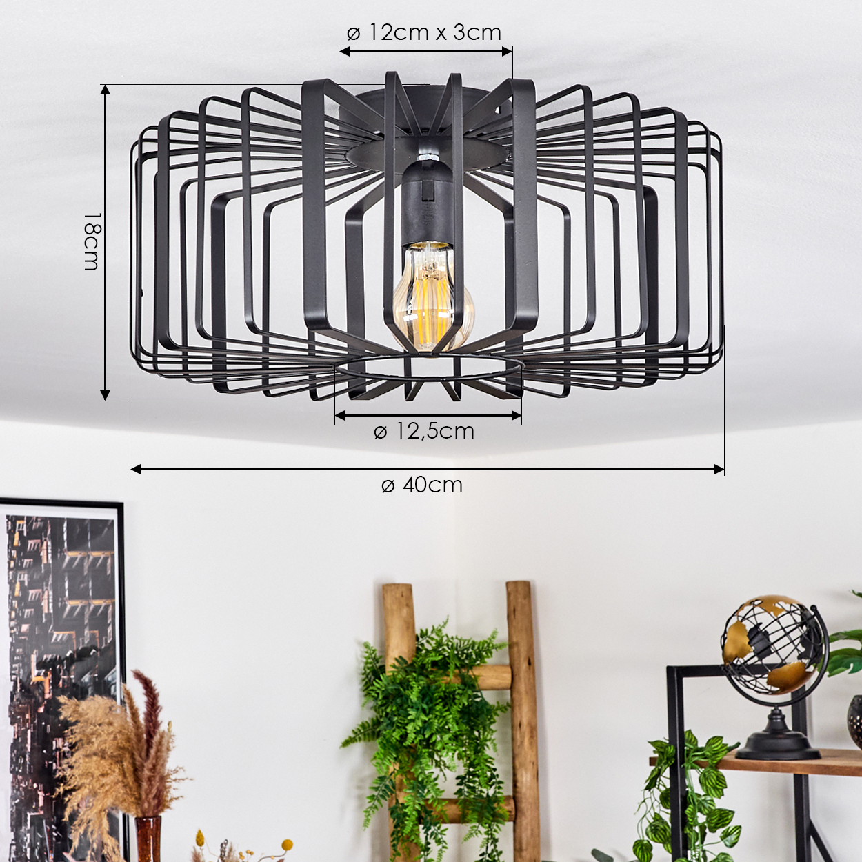 Schwarze Metallkäfig-Deckenlampe mit Glühbirne. Abmessungen werden angezeigt. Eine Leiter und Pflanzen befinden sich im Hintergrund.