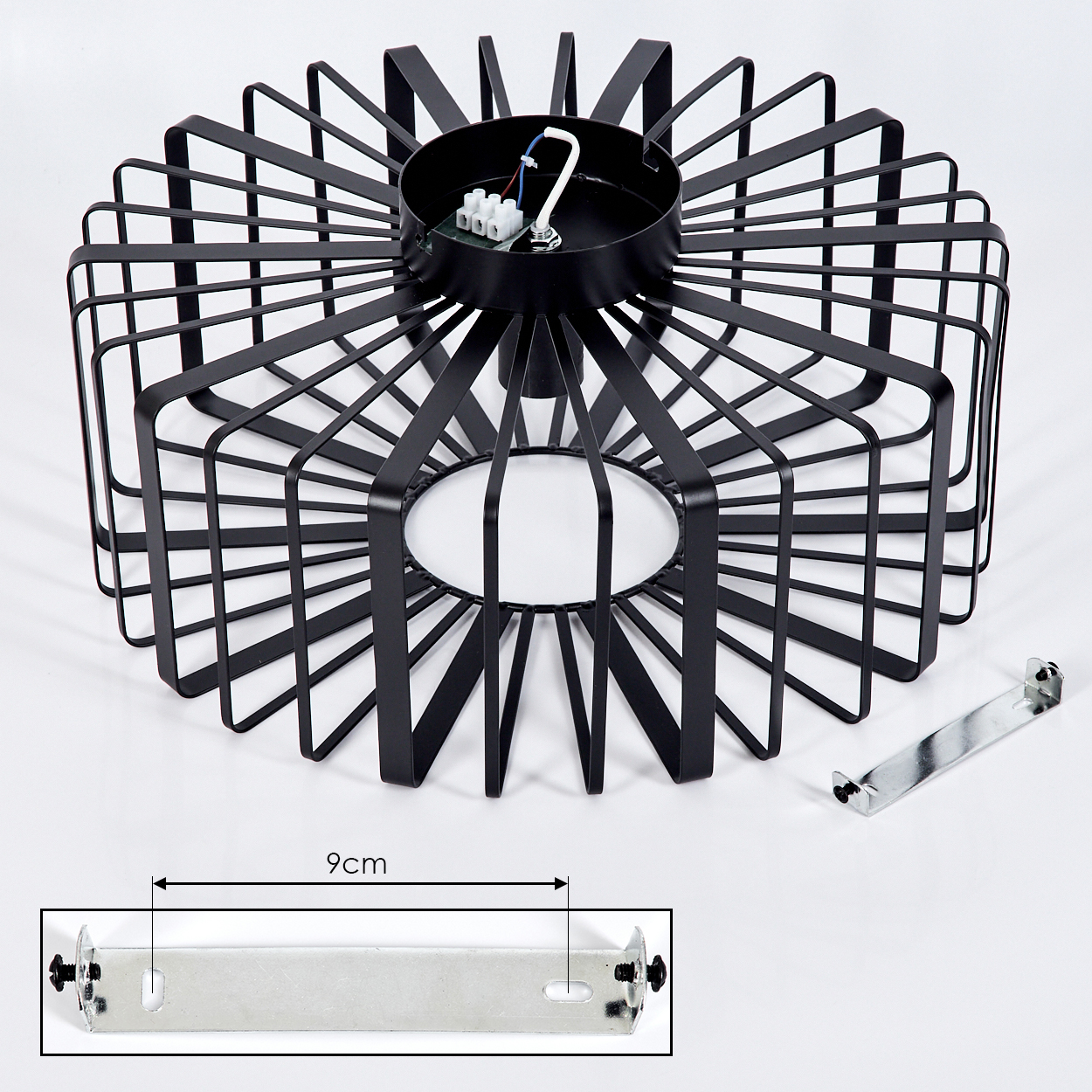 Schwarzer Metall-Lampenschirm mit Käfigdesign. Eine silberne Halterung ist unten abgebildet, die Basis ist 9 cm breit.