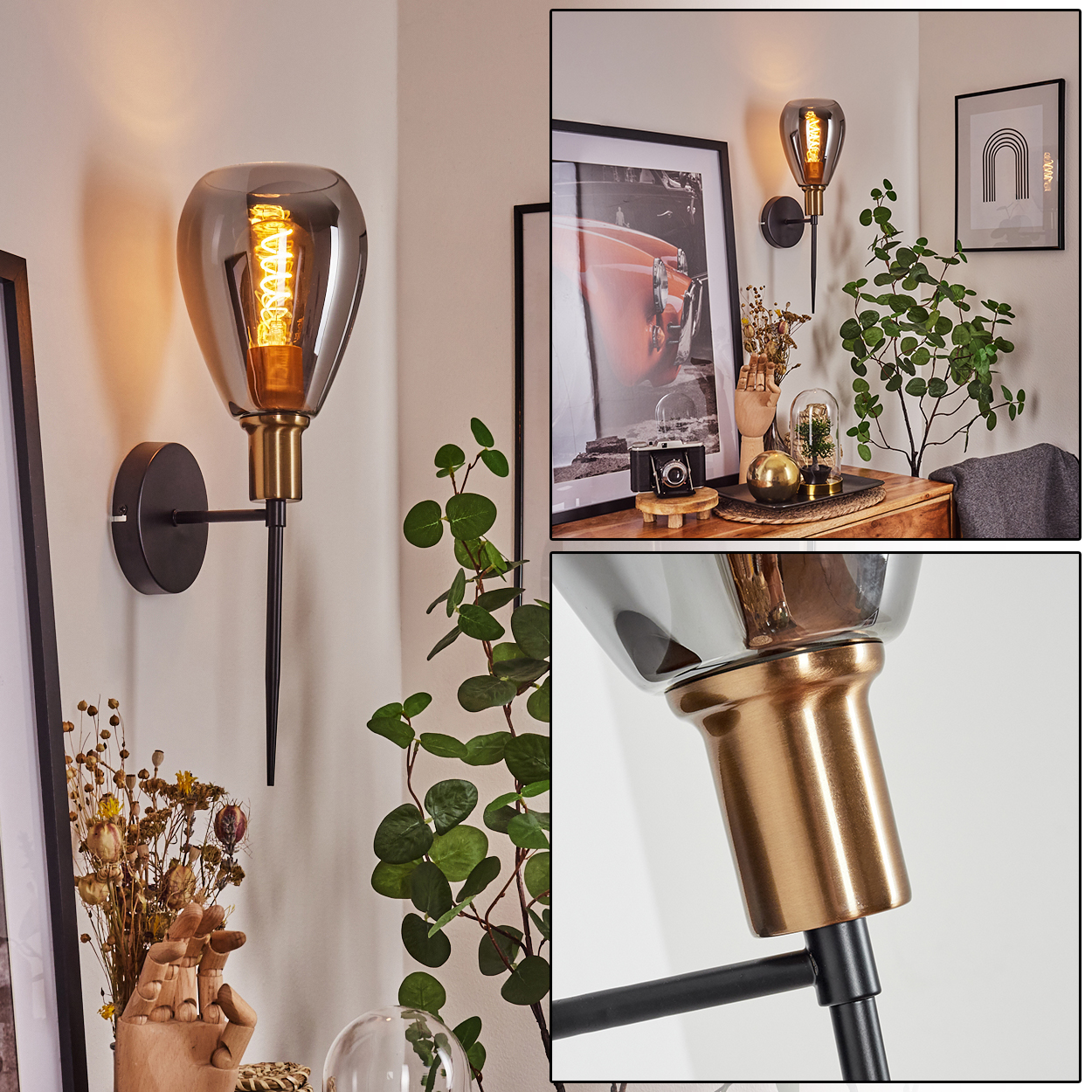 Eine Wandlampe mit schwarzem Arm und rauchfarbenem Glasschirm. Sie befindet sich neben einem Bilderrahmen, Pflanzen und anderen Dekorationsartikeln.