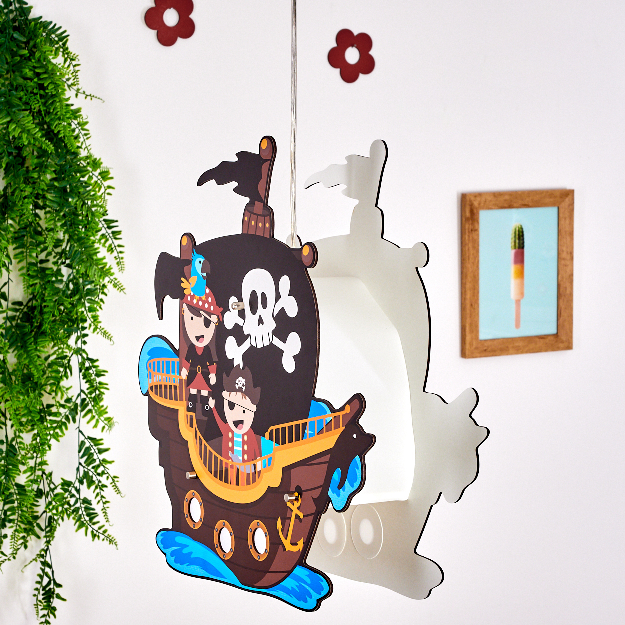 Eine Piratenschiffdekoration mit zwei Cartoon-Piraten. Der Hintergrund hat Blumen, eine Pflanze und ein gerahmtes Bild eines Eis am Stiel.