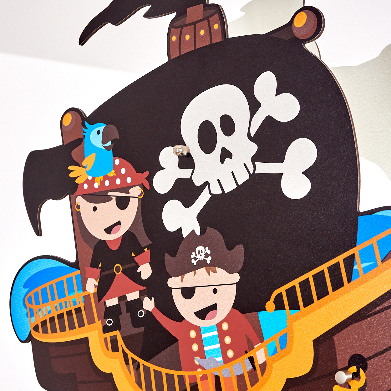 Cartoon-Piratenschiff mit Piraten, Totenkopf und gekreuzten Knochen, Papagei und gelben/braunen/blauen Farben. Ein Pirat winkt.