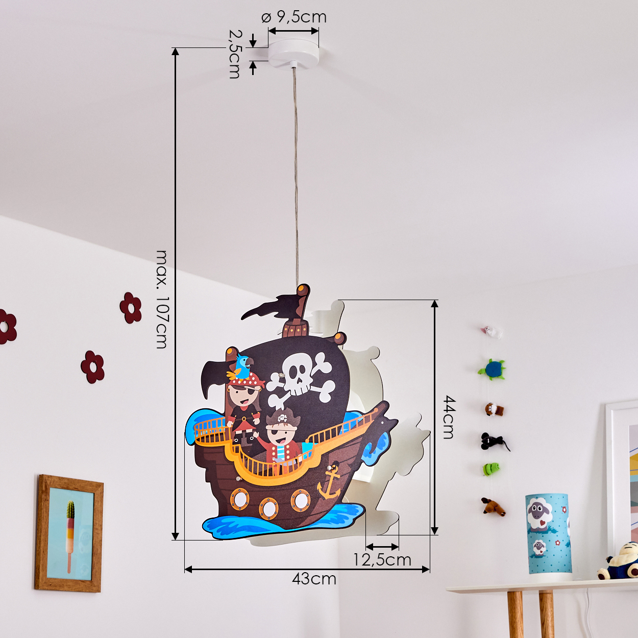 Eine Piratenschiff-Lampe hängt von der Decke. Das Schiff hat ein Totenkopf-Segel. Abmessungen sind angegeben. Andere Spielzeuge und Dekorationen sind vorhanden.