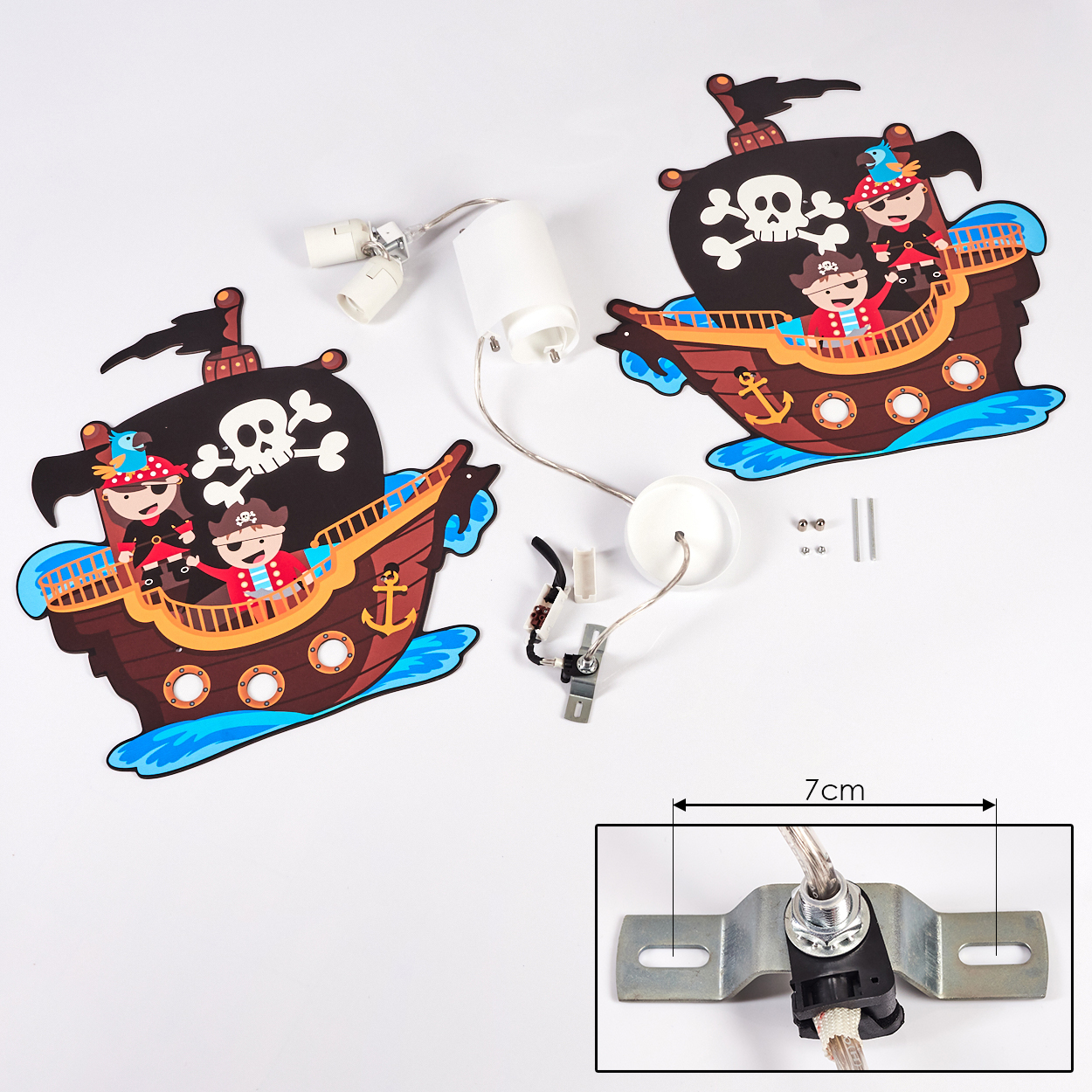 Piratenschiffdekorationen und Lichtkomponenten auf Weiß. Schiffe haben Piratenfiguren, Totenkopf und gekreuzte Knochen sowie Ankerdetails.
